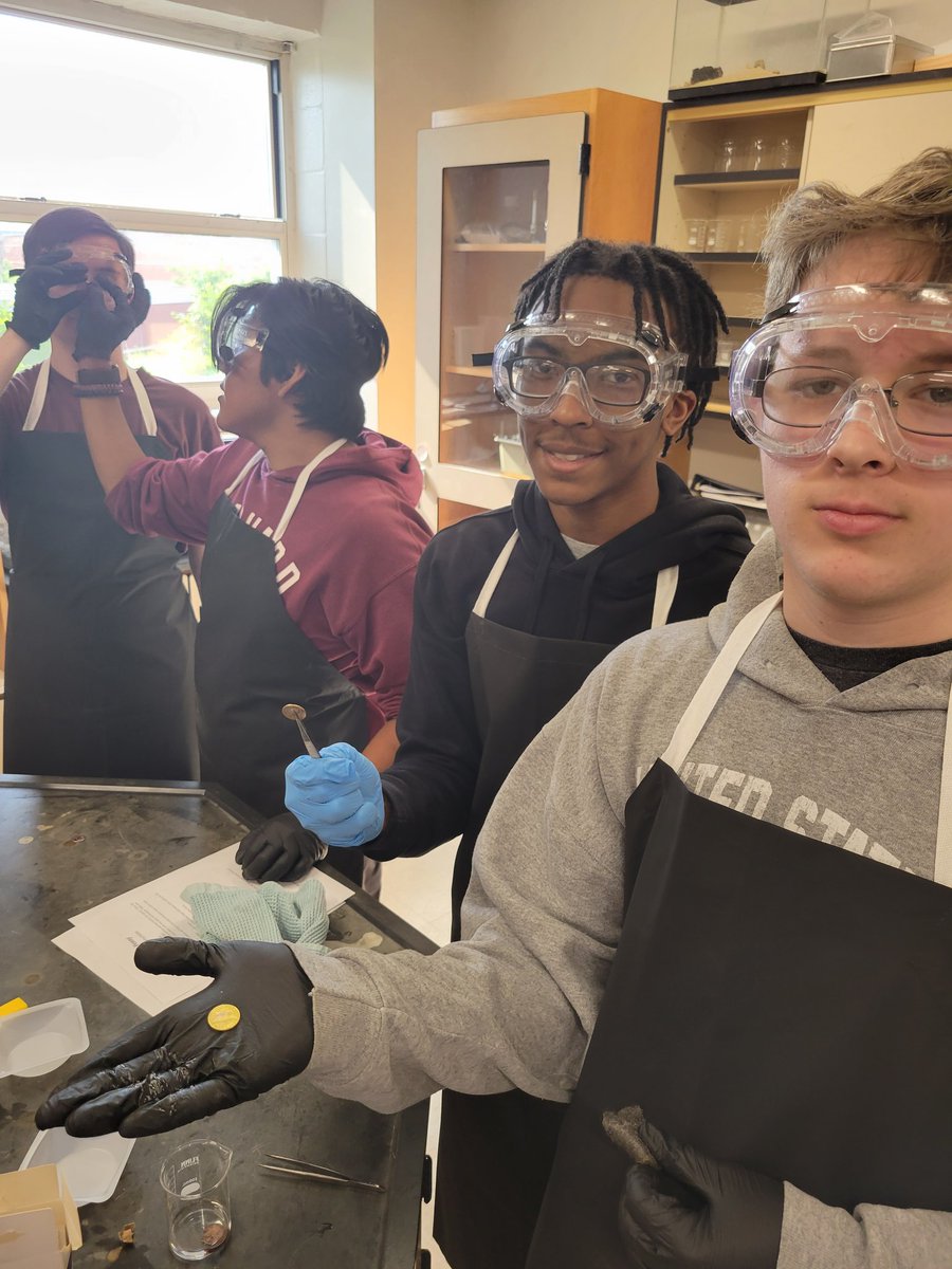 THScience's tweet photo. Chemistry students are finishing out the semester by making gold (brass) and silver (zinc) pennies. @tupeloschools @TupeloHigh https://t.co/rpy0u8g49z