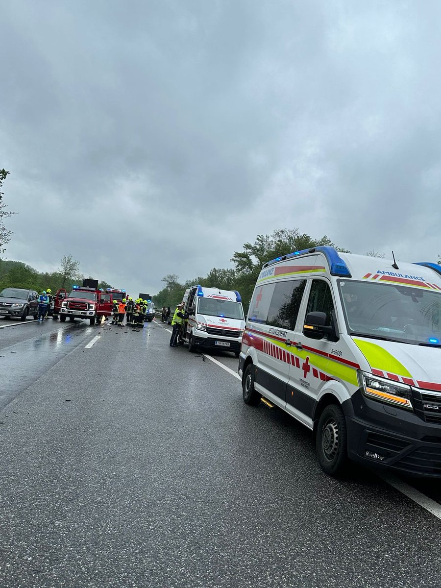 VERKEHRSUNFALL S5 🚑
Am Sonntag waren unsere Rettungswagen auf der S5 bei einem Verkehrsunfall im Einsatz. Danke allen Beteiligten für die Unterstützung.  
Aus Liebe zum Menschen  
#ausliebezummenschen #roteskreuztulln #roteskreuz #notfallsanitäter #s5