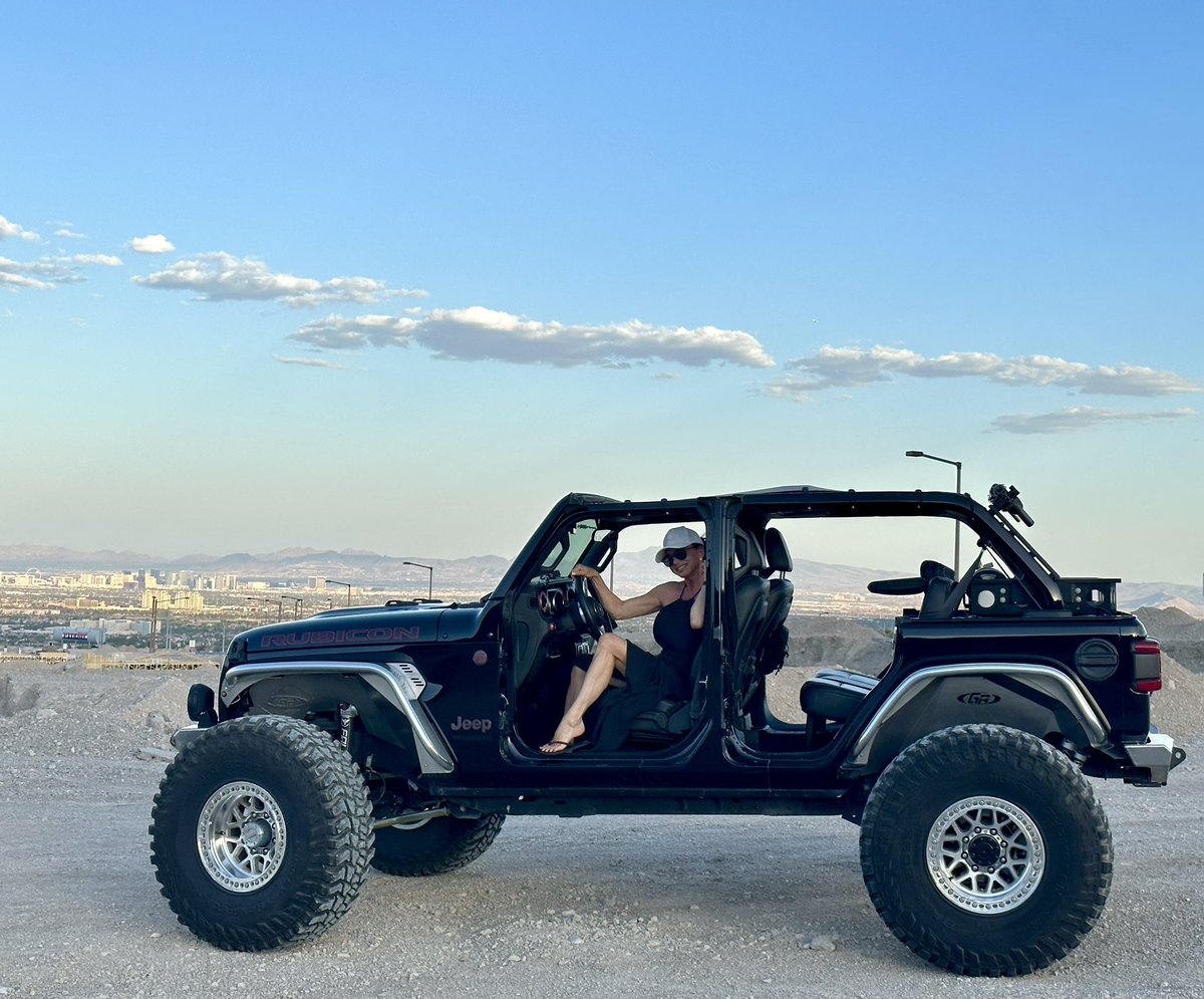 rachelaziani's tweet image. Perfect weather to be #topless and #doorless 
Have a great day! #MondayMood ☀️😎🌵