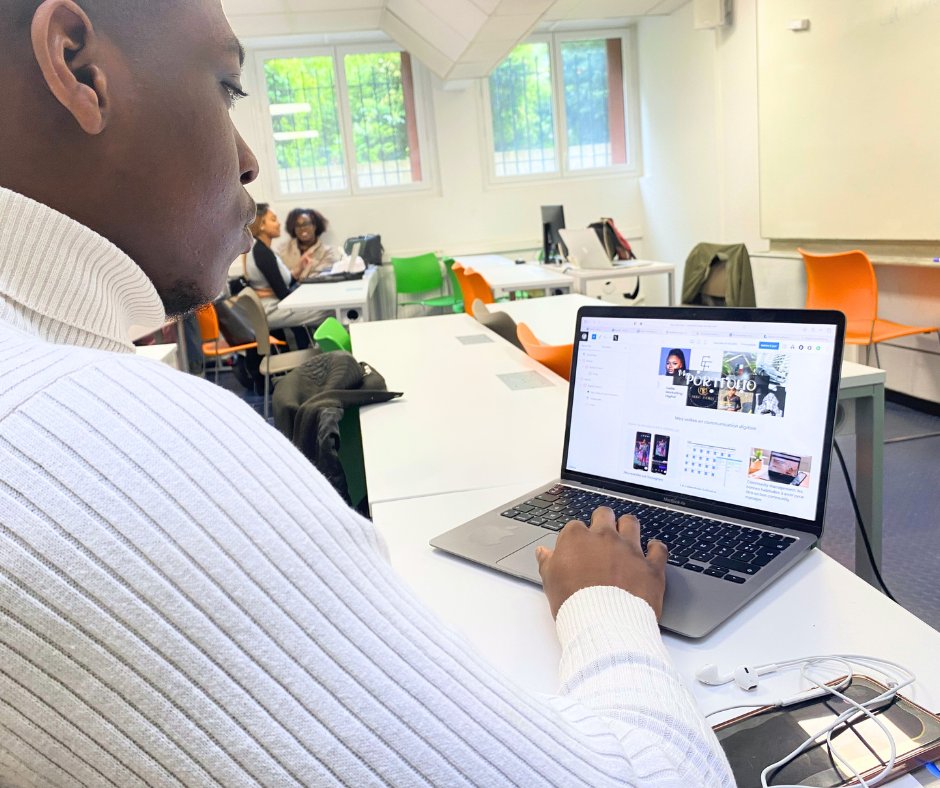edta_sornas's tweet photo. Créer c’est bien, partager ses créations c’est encore mieux ! 👍
Accompagnés par notre intervenant Stan Vincent, nos étudiants en classe de mise à niveau ont réalisé leurs portfolios via la plateforme Wordpress.💫

#ecoledecommunication #Sornas #design #graphisme #communication https://t.co/aEhouyrEwN