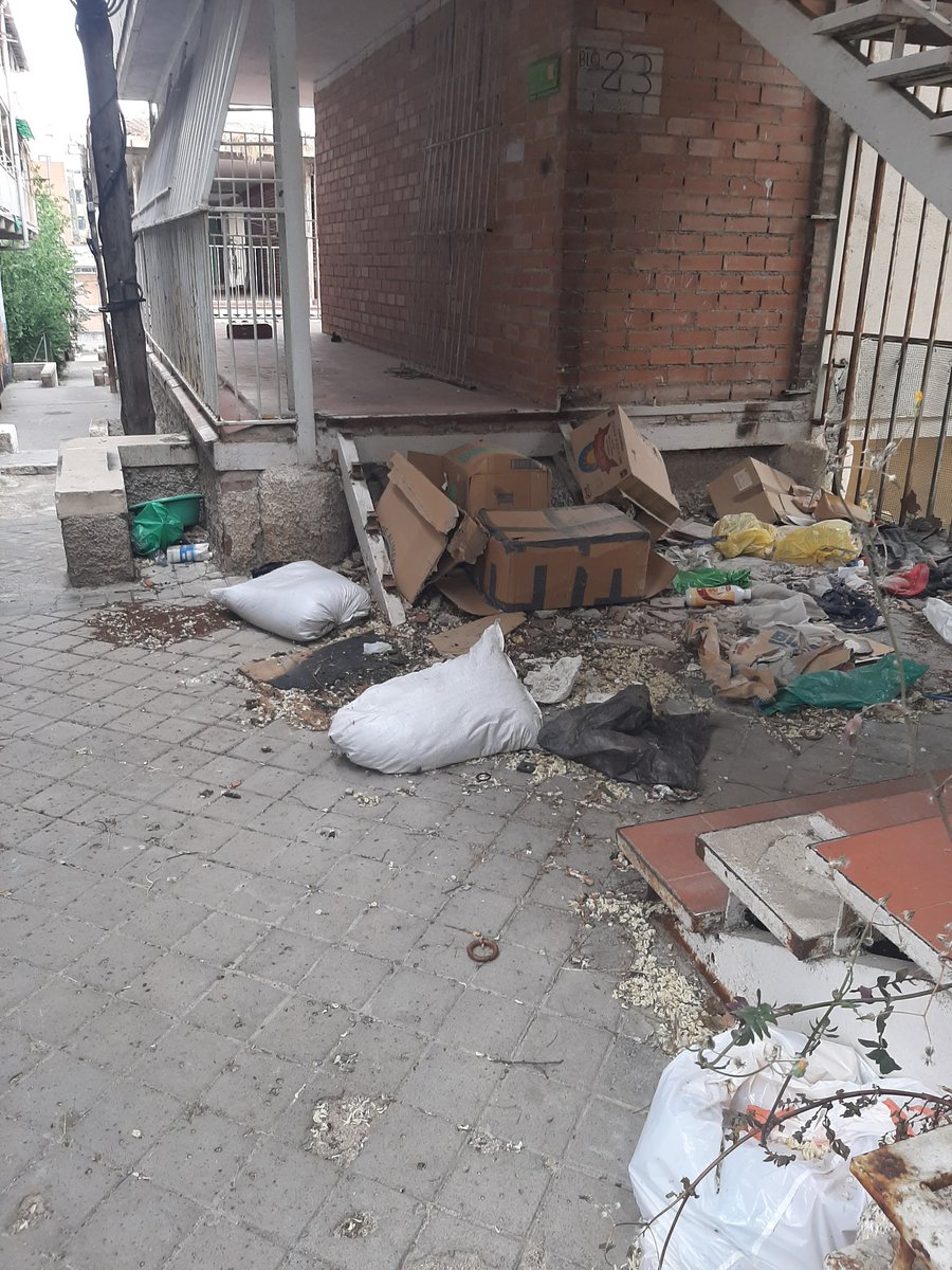 AVLaUnion's tweet photo. Solicitamos a @Lineamadrid y al @MADRID limpieza de la calle Abarzuza en #Hortaleza
Y mantenimiento de la zona
El barrio está abandonado
#SYRLM
Una actuación sobre las calles de la UVA es necesario
@Radio_Enlace
@HortalezaPV @FRAVM
@JMDHortaleza https://t.co/eYy9btx5G6