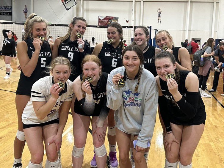 Congratulations to 17 Black on their 1st place finish in the 17-18 Girls Division at the Midwest Mayday Mania this past weekend! Great job, ladies! 🔥🏐#circleproud