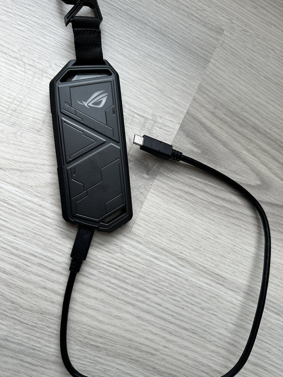 achosCZ's tweet photo. Hodil by se někomu ASUS STRIX ARION M.2 NVMe Alu ? Skoro nepoužitý https://t.co/0DQiavwnJ7