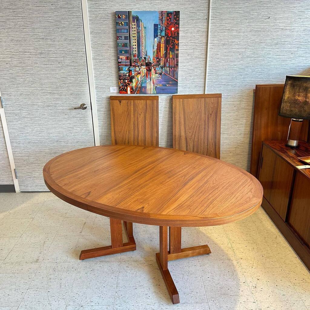 Oval teak pedestal dining table. 2 large leaves extend this out to seat 10 very comfortably.

✅ 🇨🇦 wide shipping
✅ Refunds for 7 days on full priced, non-custom furniture.
✅ Restoration services
✅ Shop in store or online at vintagehomeboutique.ca… instagr.am/p/CsRC9UdgtAM/