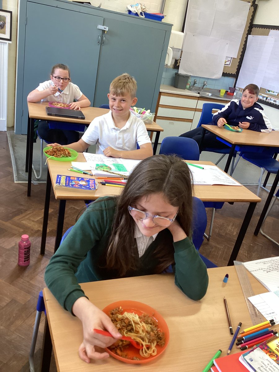 TheHuntspills's tweet image. Rowan, Conifer &amp;amp; Oak Classes had fun cooking by using a jar bolognese sauce, then made the dish healthier &amp;amp; cooked their own bolognese as part of their D&amp;amp;T food unit &apos;what is healthier?&apos;
The smells coming from our kitchens were sorprendente!  📷 @TKASATECH @Ginofantastico