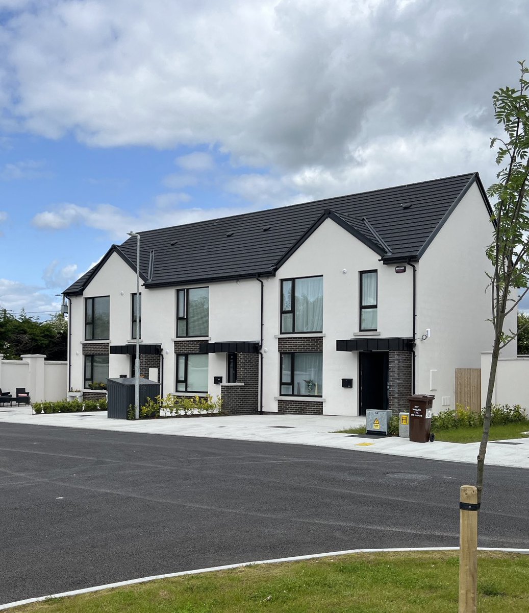 In #Durrow 22 new homes have been delivered by <a href="/LaoisCouncil/">Laois County Council</a>- a mix of two &amp; three beds

I’ve been to many developments in different counties which have been designed by <a href="/vandijkarch/">van Dijk Architects</a> &amp; at all times their commitment to top quality, high standard homes is on display

#HousingforAll