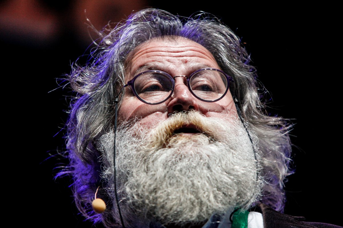 Aziz Nesin'in oğlu Ali Nesin:

"80 yılda bu halka neler yapmış olmalıyız ki, 20 yıllık iktidar yıpranmassına ve ekonomik krize ve de depreme rağmen birinci turda rahatlıkla kazanamıyoruz. 

Bir de bu açıdan düşünsün biraz olsun aklı olanlar."