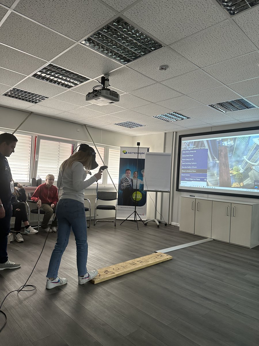 ActemiumD's tweet photo. #GirlsDay23: Ein Tag als #Mechatronikerin 👩🔧
14 Mädchen erhielten bei #Actemium Mechatronic Einblicke in das Aufgabenfeld einer Mechatronikerin. Dabei lernten die Mädchen auch einen #digitalenZwilling kennen und tauchten in die virtuelle Welt unserer #VR-Trainings ein.
#oneVINCI https://t.co/0FSAkcTvky