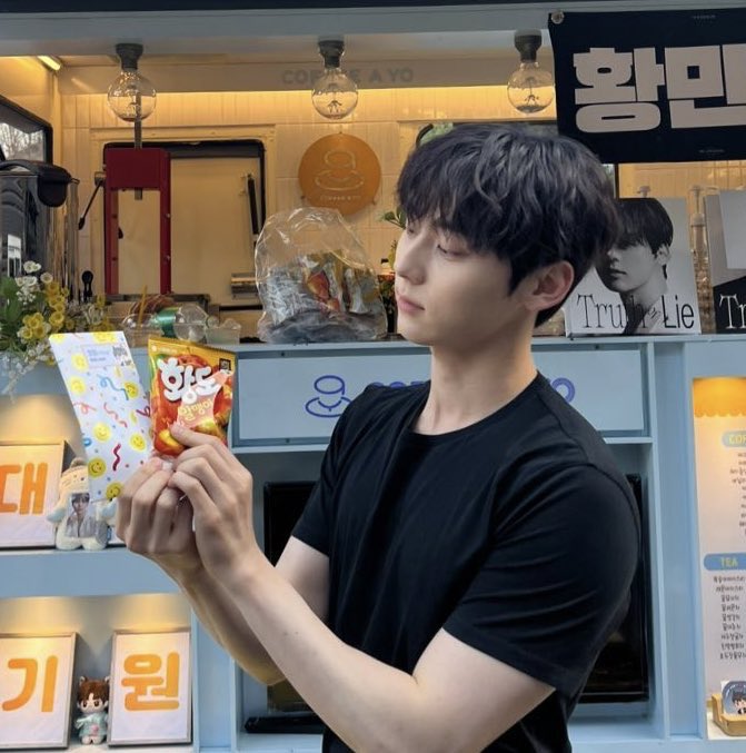 Feel 1000% more handsome in a black t-shirt, rocking the laid-back look. 🫵