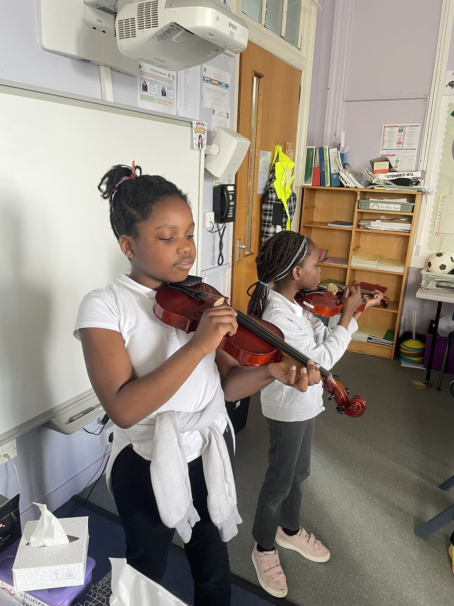 MissAndersonWS's tweet photo. A lovey treat today as 2 of our class showed us what they have been learning during their music lessons. 🎶🎻❤️ @woodside_school https://t.co/sK0Bo1uUqB