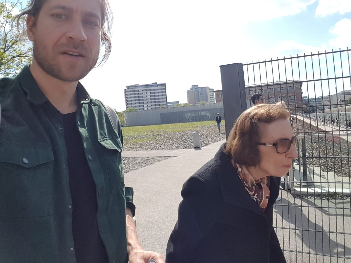 Unterwegs mit Anita Prestes in Berlin auf den Spuren ihrer Mutter Olga Benario. Hier in der Gestapo-Zentrale, wo die Widerstandskämpferin verhört und gefoltert wurde. Prestes hat die 2000 Seiten der Gestapo-Akte der Mutter ausgewertet und als Buch veröffentlicht im <a href="/verbrecherei/">Verbrecher Verlag</a>.
