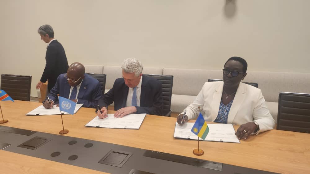 Signature cet après-midi, le 15/05/23 à Genève par le VPM/Minaffet/RDC, la Mini rwandaise des urgences et le Haut Commissaire/NU/Réfugiés du Communiqué conjoint RDC-HCR-RWANDA sur le rapatriement des réfugiés congolais et rwandais dans leurs pays respectifs.