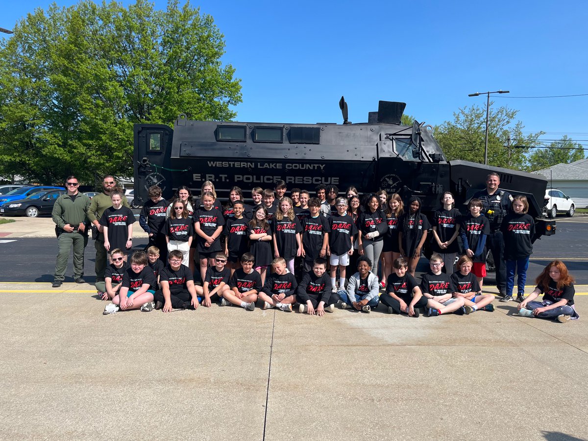 RoadrunnerROCKS's tweet photo. Western Lake County SWAT visits our 5th graders as a culminating activity for their DARE Program. Thank you!
#weschools https://t.co/RKIgWvlGgM