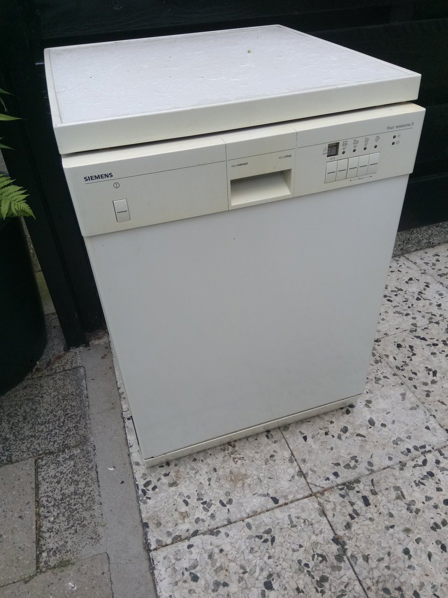 Piet_Heyn's tweet photo. Na 22 jaar trouwe dienst. Vandaag een nieuwe #vaatwasser en gas kooktoestel aangeschaft. #Electroworld  heeft geen #gasstel op voorraad meer jammer deal over #BCC ook weinig voorraad #mediamarkt zijn we geslaagd. Morgen bezorgd. voorbereiding getroffen inclusief nieuw stopcontact https://t.co/FUMNKQPxYf