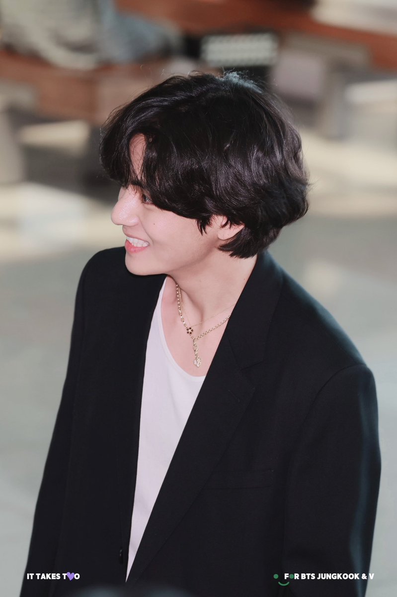 ItTakesTwoKookV's tweet photo. 230515 출국🐯

#TAEHYUNG
#태형 @BTS_twt https://t.co/TTp5Zn8KWo