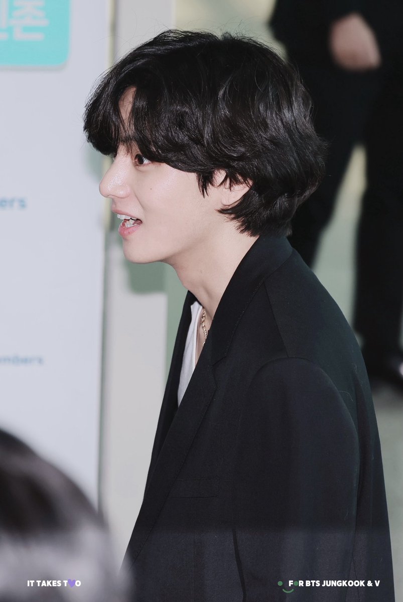 ItTakesTwoKookV's tweet photo. 230515 출국🐯

#TAEHYUNG
#태형 @BTS_twt https://t.co/TTp5Zn8KWo