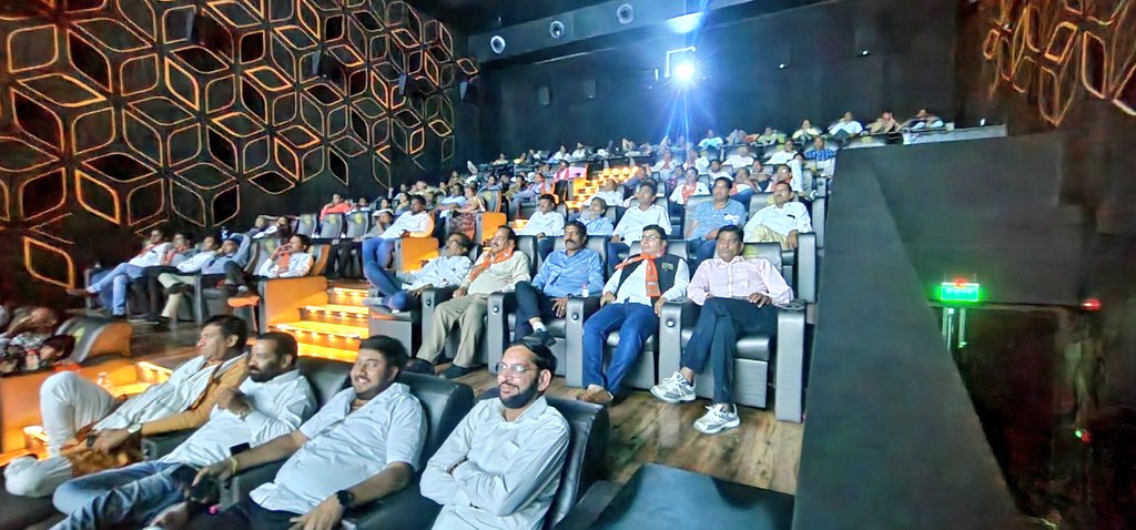 Rajan_malicor's tweet image. आज चित्तौड़गढ़ स्थित पद्मावत माल के थेटर में भाजपा नगर मंडल चित्तौड़गढ़ के तत्वाधान में विधायक श्री @mlacb जी के नेतत्व में #thekerlastory मूवी समस्त कार्यकर्ताओ के साथ देखी।
@narendramodi
@AmitShah @JPNadda
@BJP4India
@BJP4Rajasthan 
@cpjoshiBJP @chshekharbjp
