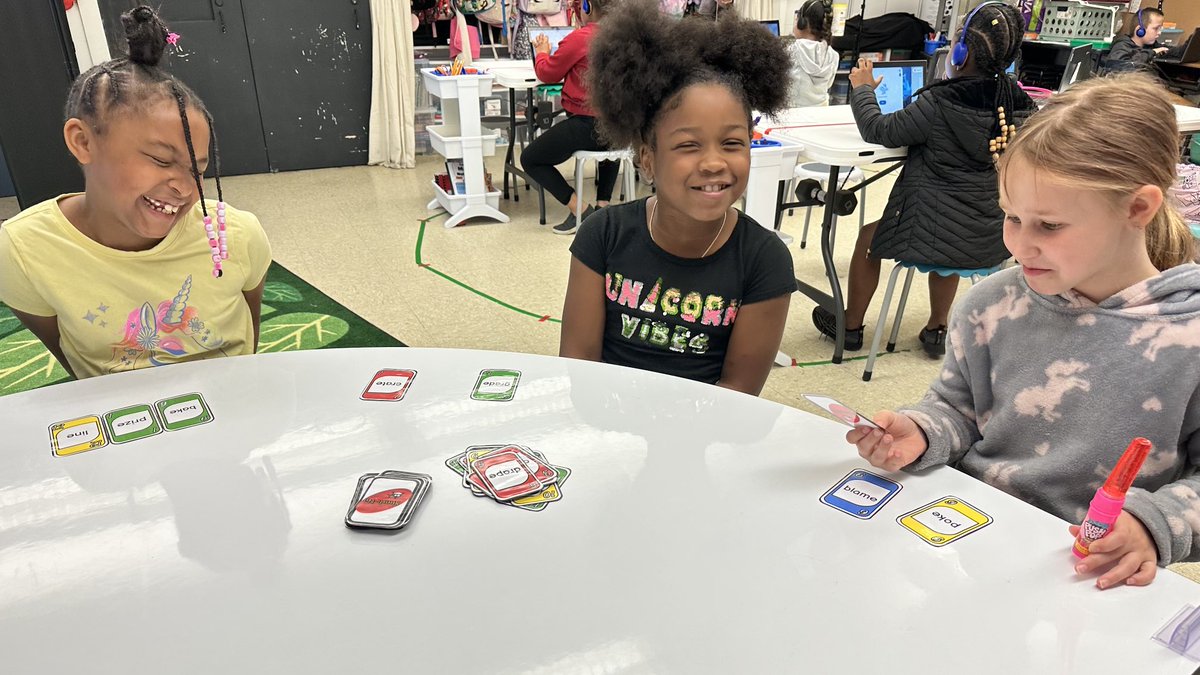 SladeLuvs2tch's tweet image. Playing “Magic ‘E’ Shark-No” with some of my favorite 2nd graders! ⁦@HCS_TitleI⁩ ⁦@Liz_A_Hester⁩