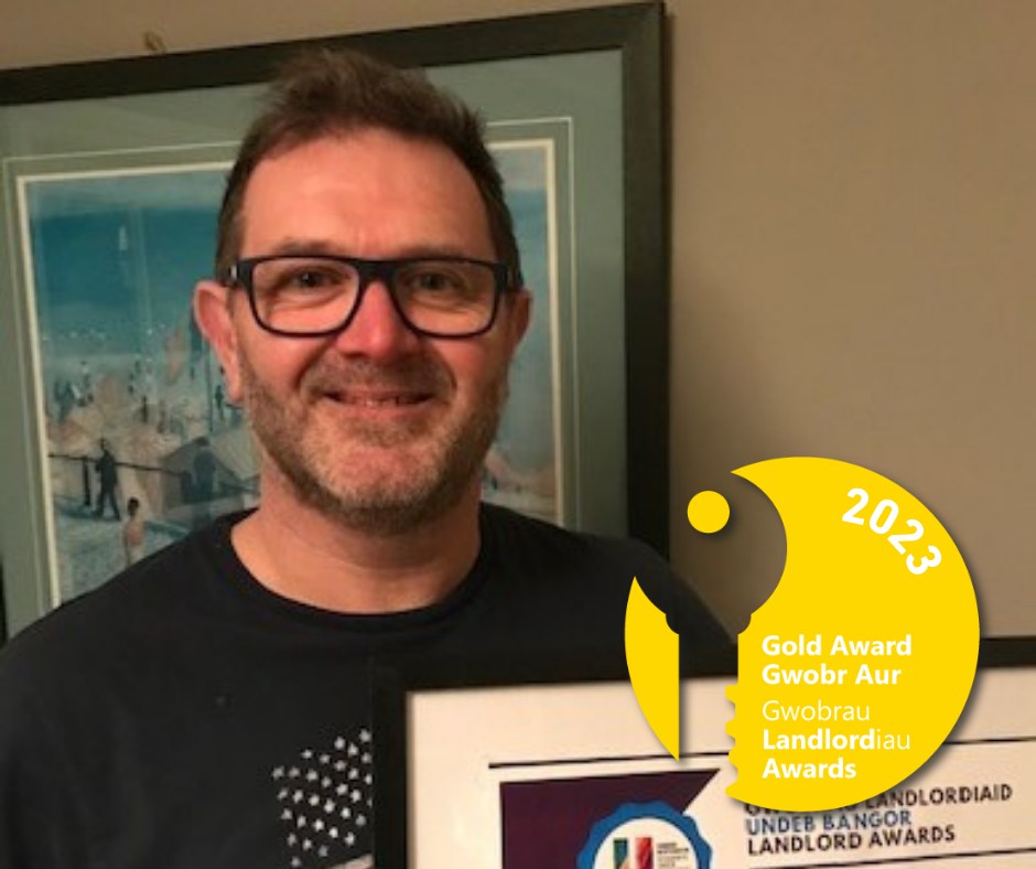 Bangorstudents's tweet photo. Last month we announced the landlord awards and the Gold winner went to Dyfed Jones! 🎉 
Fis diwethaf cyhoeddwyd y gwobrau landlordiaid ac aeth yr enillydd Aur i Dyfed Jones! 

https://t.co/wB41Bt8TtV. https://t.co/VVm1jFcKmy