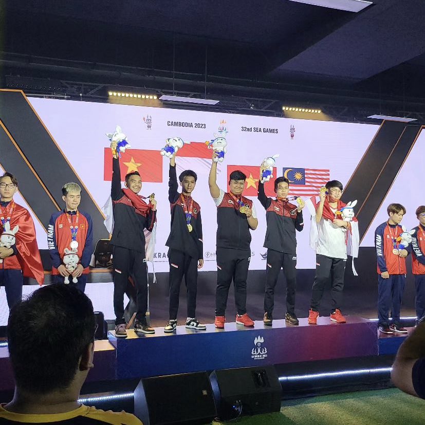 Mitipediaa's tweet photo. 🇮🇩 Indonesian PUBGM 

🥇 Team (INA2) 
🥈 Solo (Satarrr)

via 📸: nxlfrgdibtj https://t.co/a6X6m6qec0
