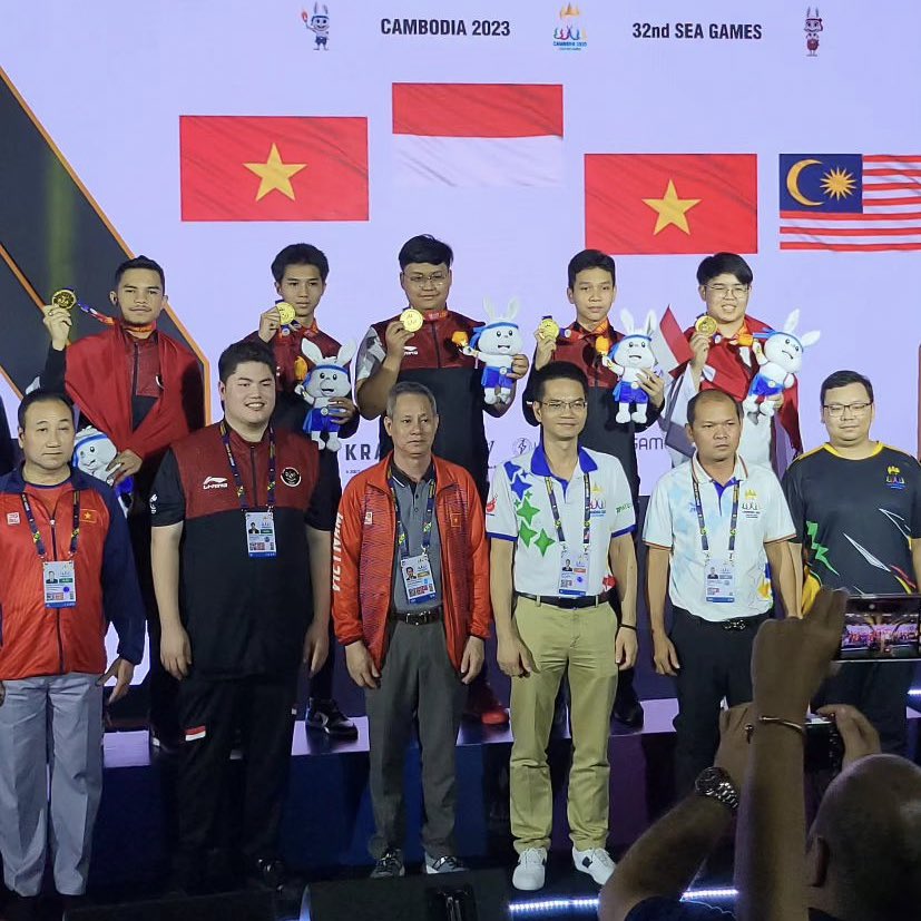 Mitipediaa's tweet photo. 🇮🇩 Indonesian PUBGM 

🥇 Team (INA2) 
🥈 Solo (Satarrr)

via 📸: nxlfrgdibtj https://t.co/a6X6m6qec0