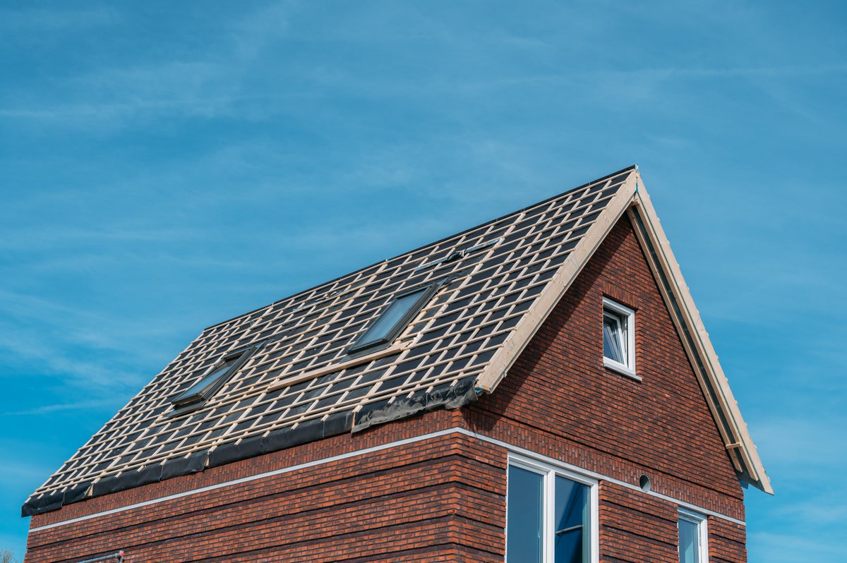 Samen met kopers en betrokkenen heeft wethouder Daan Quaars van de <a href="/gemeentebreda/">Breda</a> de schoorsteen, tevens luchtwarmtepomp, op één van de woningen in project Hof van Cantrijn geplaatst om te vieren dat de bouw van de 26 woningen voorspoedig verloopt.
lnkd.in/e8knqGre