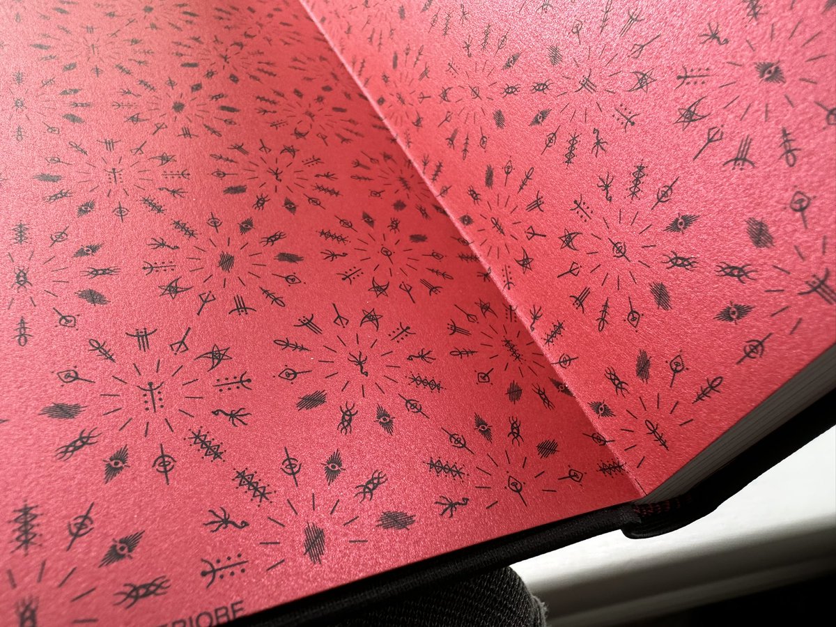 tuneandfair's tweet image. Made a quick mock-up by laying the Blood Echoes endpapers running sheets inside a book from my collection with similar dimensions 📚#Bloodborne