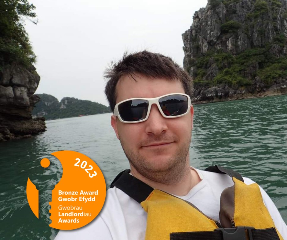Bangorstudents's tweet photo. 🎉 This years Bronze Landlord Award went to Stuart Alman! 🥉
🎉 Aeth Gwobr Efydd Landlordiaid eleni i Stuart Alman! 🥉
https://t.co/wB41Bt8TtV https://t.co/Wa64YaQyzo