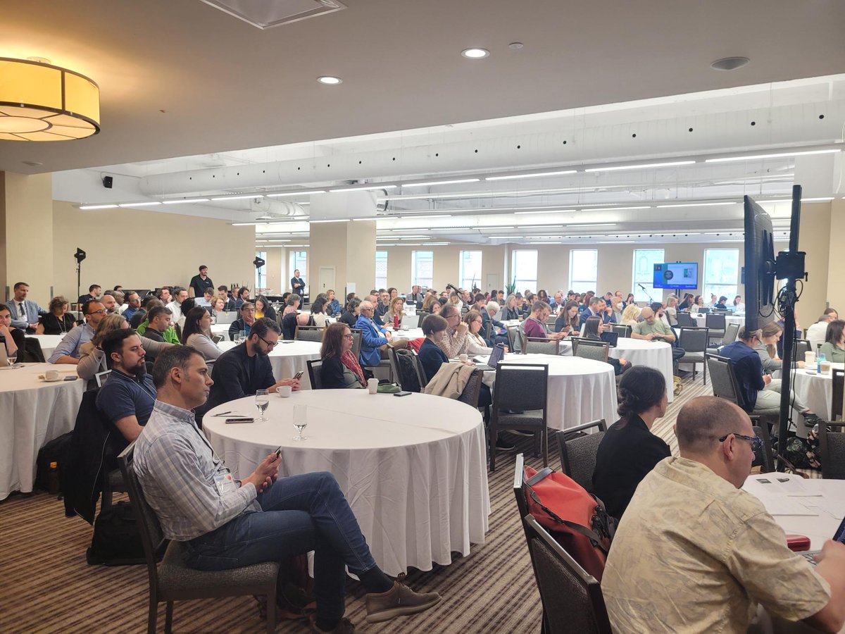 roynoTIC's tweet photo. La journée de l’IA à Montréal ! Plusieurs acteurs et actrices intéressés par le sujet. Le GRIIPTIC est bien représenté ! @GRIIPTIC  #IA https://t.co/qpsQYjWgGa