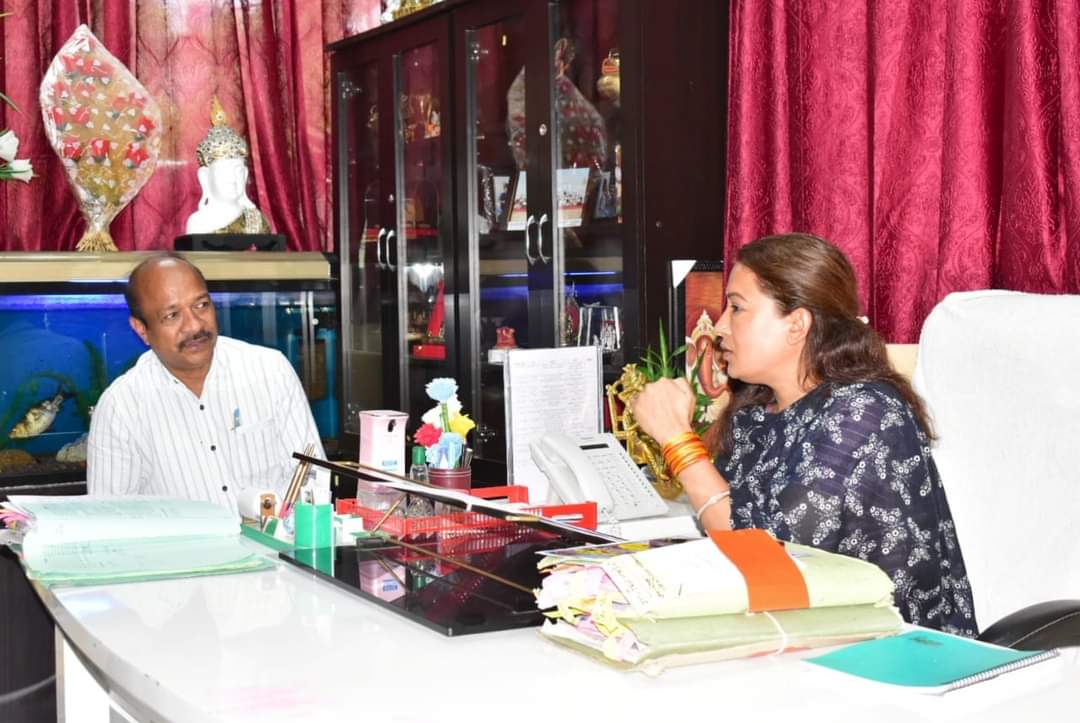 rekhaaryaoffice's tweet photo. आज शासकीय आवास पर महिला सशक्तिकरण एवं बाल विकास विभाग की महत्वपूर्ण विषयों के संबंध में विभागीय अधिकारियों के साथ बैठक की!

बैठक में अभी तक किये जा रहे कार्यो और प्रस्तावित प्रस्तावों की प्रगति रिपोर्ट के बारे में जानकारी प्राप्त की!

इस दौरान "एकल महिला स्वरोजगार योजना" में यह निर्णय लिया गया कि अब महिलाओं को स्वरोजगार हेतु सस्ती दरों पर ऋण दिया जाएगा जिसका प्रस्ताव बना कर अगली कैबिनेट बैठक में लाने के निर्देश अधिकारियों को दिए गए!

इसके साथ ही आंगनबाड़ी केंद्रों में कार्यरत बहनों,वन स्टॉप सेंटर,महालक्ष्मी किट सहित कई अन्य विषयों पर विस्तृत चर्चा हुई!

आज की बैठक में यह भी निर्णय लिया गया कि अब महालक्ष्मी किट लड़कियों के साथ लड़कों भी दिया जाएगा, जिसका कि जल्द प्रस्ताव बनाकर कैबिनेट में लाया जाएगा!

इस अवसर पर विभागीय सचिव श्री हरिचंद सेमवाल जी,उपनिदेशक श्री विक्रम सिंह जी,मुख्य परिवीक्षा अधिकारी श्री मोहित चौधरी जी सहित अन्य विभागीय अधिकारी उपस्थित रहे!

#PushkarSinghDhami #BJP4IND #uttarakhand #someshwar @MinistryWCD #wcdindia