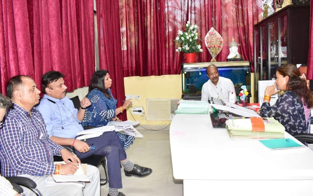 rekhaaryaoffice's tweet photo. आज शासकीय आवास पर महिला सशक्तिकरण एवं बाल विकास विभाग की महत्वपूर्ण विषयों के संबंध में विभागीय अधिकारियों के साथ बैठक की!

बैठक में अभी तक किये जा रहे कार्यो और प्रस्तावित प्रस्तावों की प्रगति रिपोर्ट के बारे में जानकारी प्राप्त की!

इस दौरान "एकल महिला स्वरोजगार योजना" में यह निर्णय लिया गया कि अब महिलाओं को स्वरोजगार हेतु सस्ती दरों पर ऋण दिया जाएगा जिसका प्रस्ताव बना कर अगली कैबिनेट बैठक में लाने के निर्देश अधिकारियों को दिए गए!

इसके साथ ही आंगनबाड़ी केंद्रों में कार्यरत बहनों,वन स्टॉप सेंटर,महालक्ष्मी किट सहित कई अन्य विषयों पर विस्तृत चर्चा हुई!

आज की बैठक में यह भी निर्णय लिया गया कि अब महालक्ष्मी किट लड़कियों के साथ लड़कों भी दिया जाएगा, जिसका कि जल्द प्रस्ताव बनाकर कैबिनेट में लाया जाएगा!

इस अवसर पर विभागीय सचिव श्री हरिचंद सेमवाल जी,उपनिदेशक श्री विक्रम सिंह जी,मुख्य परिवीक्षा अधिकारी श्री मोहित चौधरी जी सहित अन्य विभागीय अधिकारी उपस्थित रहे!

#PushkarSinghDhami #BJP4IND #uttarakhand #someshwar @MinistryWCD #wcdindia