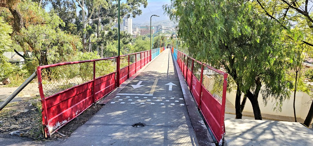 MasaKnata's tweet photo. 🛑 Urgente!! 🚨🚨
En la #ciclovia al comenzar el Cerro de San Pedro, ayer hubo un accidente por este hueco. Sería bueno que la @gam_cochamba le dé una maquilladita, este lunar se ve feo estéticamente y puede provocar más accidentes. 
@unitelbolivia
@RedUnoTv 
@LosTiemposBol https://t.co/iD3H772Uvr