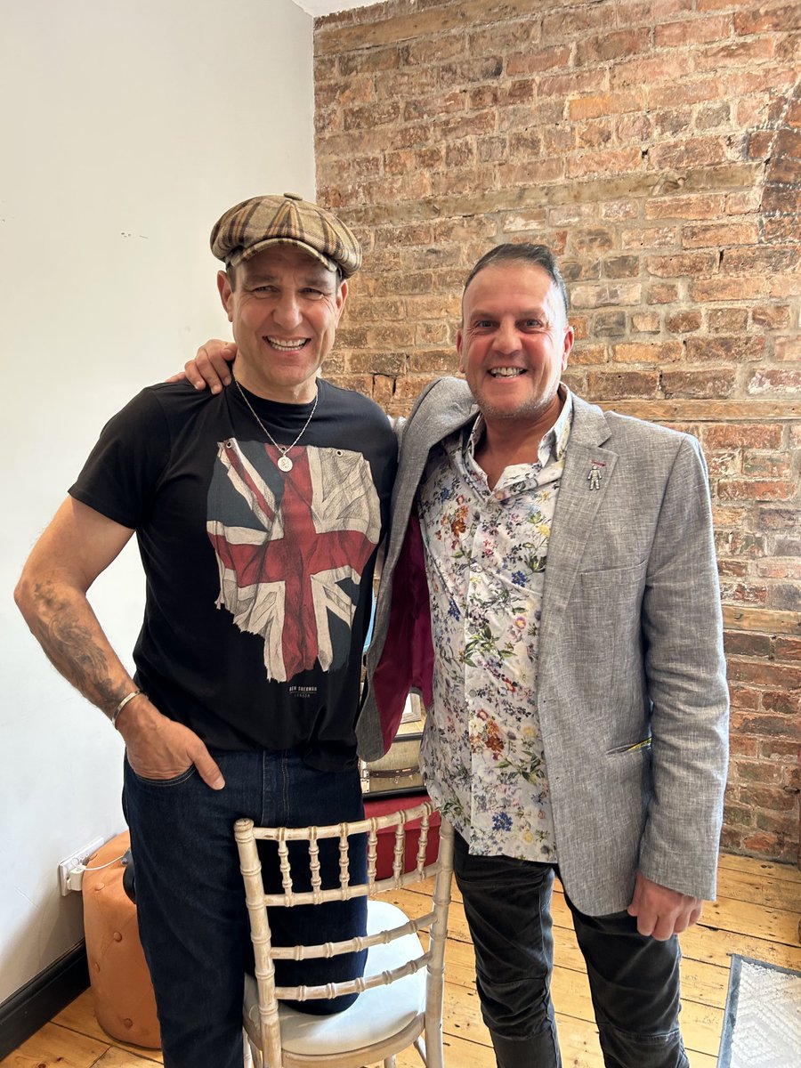 AGeorgiou65's tweet photo. Great to meet you again ⁦@VinnieJones65⁩ after 33 years ⁦@LUFC⁩ 👊💙🤍💛 https://t.co/YihQt23ipy