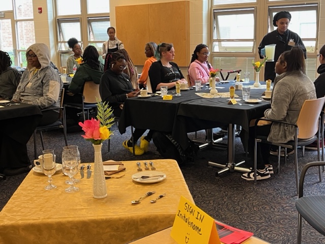 GradAkron's tweet image. The students in Senior Seminar at Buchtel and East CLCs participated in an Etiquette Lesson! The students learned about proper etiquette in a formal dining experience. Thank you to The Griff student staff at Buchtel and the staff at The Dragon Den at East for hosting the meals!