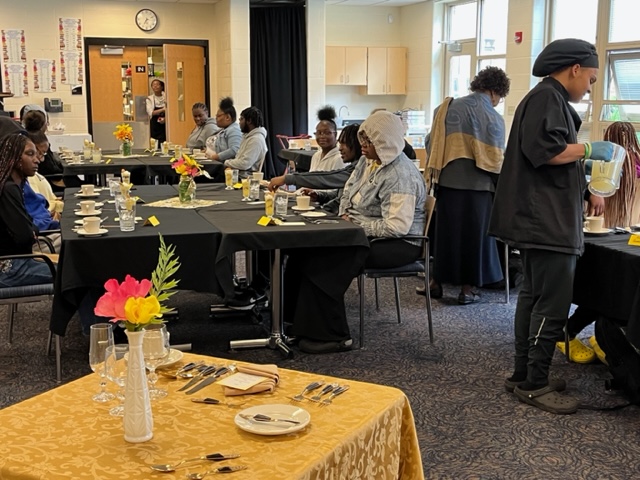 GradAkron's tweet image. The students in Senior Seminar at Buchtel and East CLCs participated in an Etiquette Lesson! The students learned about proper etiquette in a formal dining experience. Thank you to The Griff student staff at Buchtel and the staff at The Dragon Den at East for hosting the meals!
