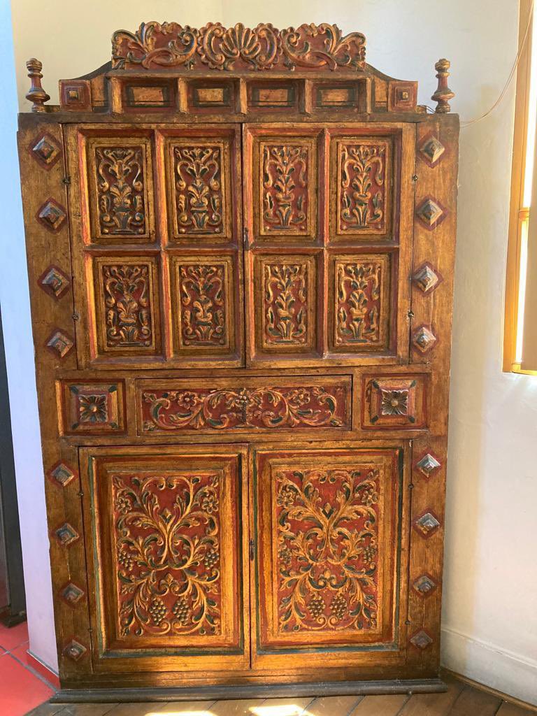 maristiglichv's tweet image. #Vendemos nuestro hermoso esquinero tipo colonial en muy buen estado, de madera tallada y pintado estilo retablo. 
Medidas frente 1.13m, alto 1.90m, lados formando esquina 90cm. 
Recojo Barranco. 
Precio S/3000.00 (negociable)