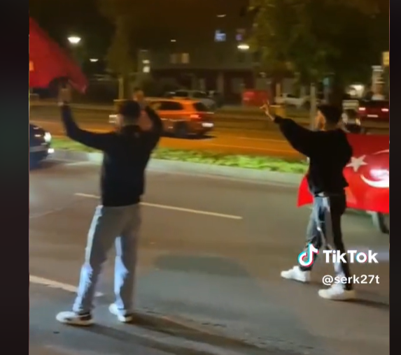 amzdo's tweet photo. "Die #Polizei #Dortmund hat dem Einsatzprotokoll zufolge laut Sprecher Felix Groß keine Kenntnis von dieser Geste (Wolfsgruß)". Nun gut, war auch wirklich schwer zu erkennen. Kennt man ja vom Hitlergruß. 3/ #nonazisdo 
Quelle: https://t.co/SVBCyW0hN8 https://t.co/c0nKj5yKLb