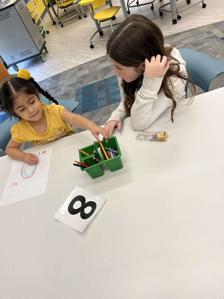 Mgolles_library's tweet photo. Love when the oldest Gators help our littlest Gators!! @GESGATOR 💚🧡📚 https://t.co/jznnAphP2n