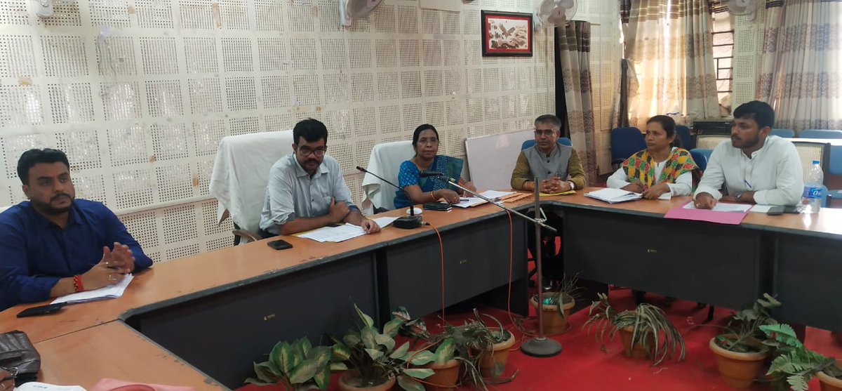 DCChatra's tweet image. उपायुक्त के निर्देशानुसार उप विकास आयुक्त की अध्यक्षता में समाज कल्याण ( बाल संरक्षण के विभिन्न इकाई सहित) विभागीय समीक्षा बैठक की गई।

बैठक में कुपोषित बच्चों के लिए SAM कीट की उपलब्धता और समर अभियान के सफल क्रियान्वयन हेतु  दिए गए कई आवश्यक दिशा निर्देश। @JharkhandCMO