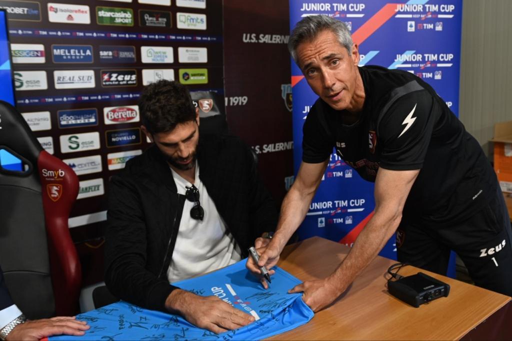 DemonEventi's tweet photo. RT @TIM_Official: La #JuniorTIMCup - #KeepRacismOut è stata ospite della @OfficialUSS1919! Ad accogliere i giovani della Parrocchia Sant’Eustachio sono stati Diego Valencia, Federico Fazio e il mister Paulo Sousa! Un'esperienza indimenticabile resa possi… https://t.co/gnHqW2BsP6