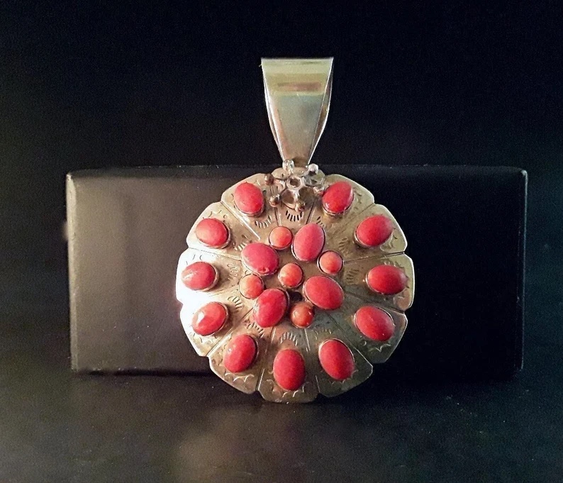 renaissancefai's tweet photo. https://t.co/MJcI7dXiGK
#JayKing #pendant #sterlingsilver #925 #DTR #red #coral #americannative #americanindian #southwestern #etchings #designer #signed #genuine #largeBale #vintage #Boho #Hippie https://t.co/73fyP78WFM