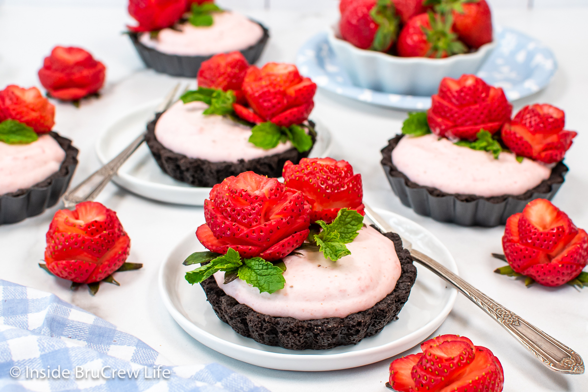 Jocelyn (@brucrewlife) on Twitter photo These Strawberry Tartlets have a crunchy Oreo crust, fluffy strawberry mousse, & fresh berries. Such a pretty & delicious dessert! #ad <a href="/DixieCrystals/">Dixie Crystals Sugar</a> insidebrucrewlife.com/strawberry-tar… These Strawberry Tartlets have a crunchy Oreo crust, fluffy strawberry mousse, & fresh berries. Such a pretty & delicious dessert! #ad <a href="/DixieCrystals/">Dixie Crystals Sugar</a> insidebrucrewlife.com/strawberry-tar…