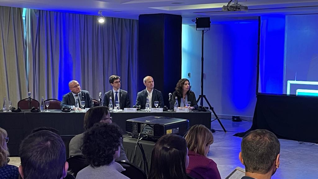 AACarreteras's tweet photo. Ya comenzó el Seminario Internacional "Proyectos de Movilidad Vial en Regiones Urbanas y su impacto en el Medio Ambiente" que organizamos junto a @PIARC_Roads 

Serán 3 dias donde la #infraestructuravial urbana y periurbanas serán el centro de la atención https://t.co/IBimRtEztq