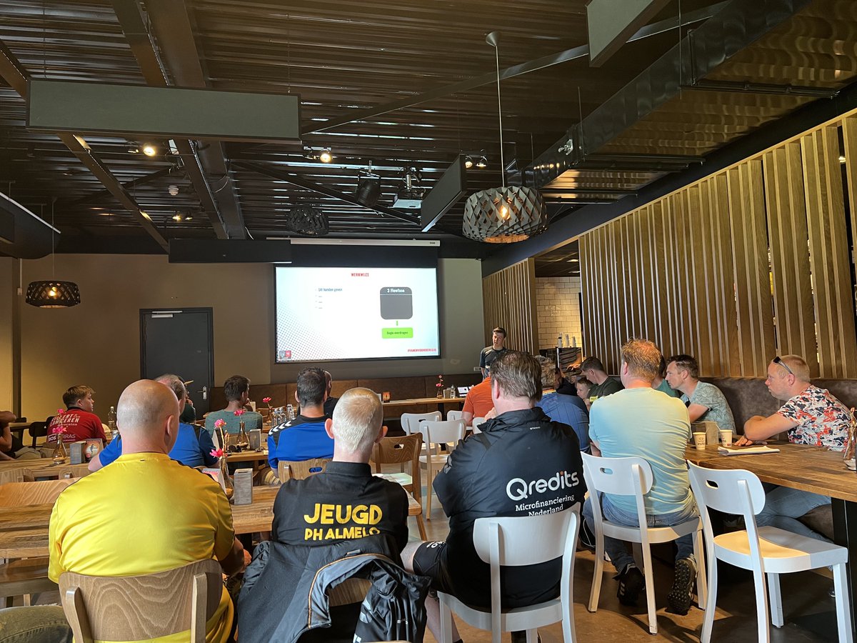 Gisteren gaf PH-trainer <a href="/JornNijhof/">Jorn Nijhof</a> namens de <a href="/TweHerAcademie/">FC Twente/Heracles Academie</a> een workshop aan alle trainers van de deelnemende verenigingen van het O8-toernooi. Goed bezig! ☑️