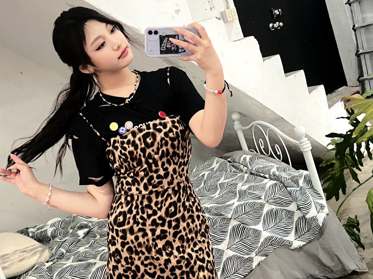 También el otro día me llegó un regalito así que decidí usarlo y mostrarles cómo me queda este vestido de animal print🐆 que no pueden negar me hace lucir divina. Así que les vengo a posar en este par de fotitos que me tomé hace un rato.

𝒃uttēr ⋆ 𝑓𝑙ies — #𝖆𝗋𝗌𝗒𝗇͏͏ 𐀔 ˖ ࣪