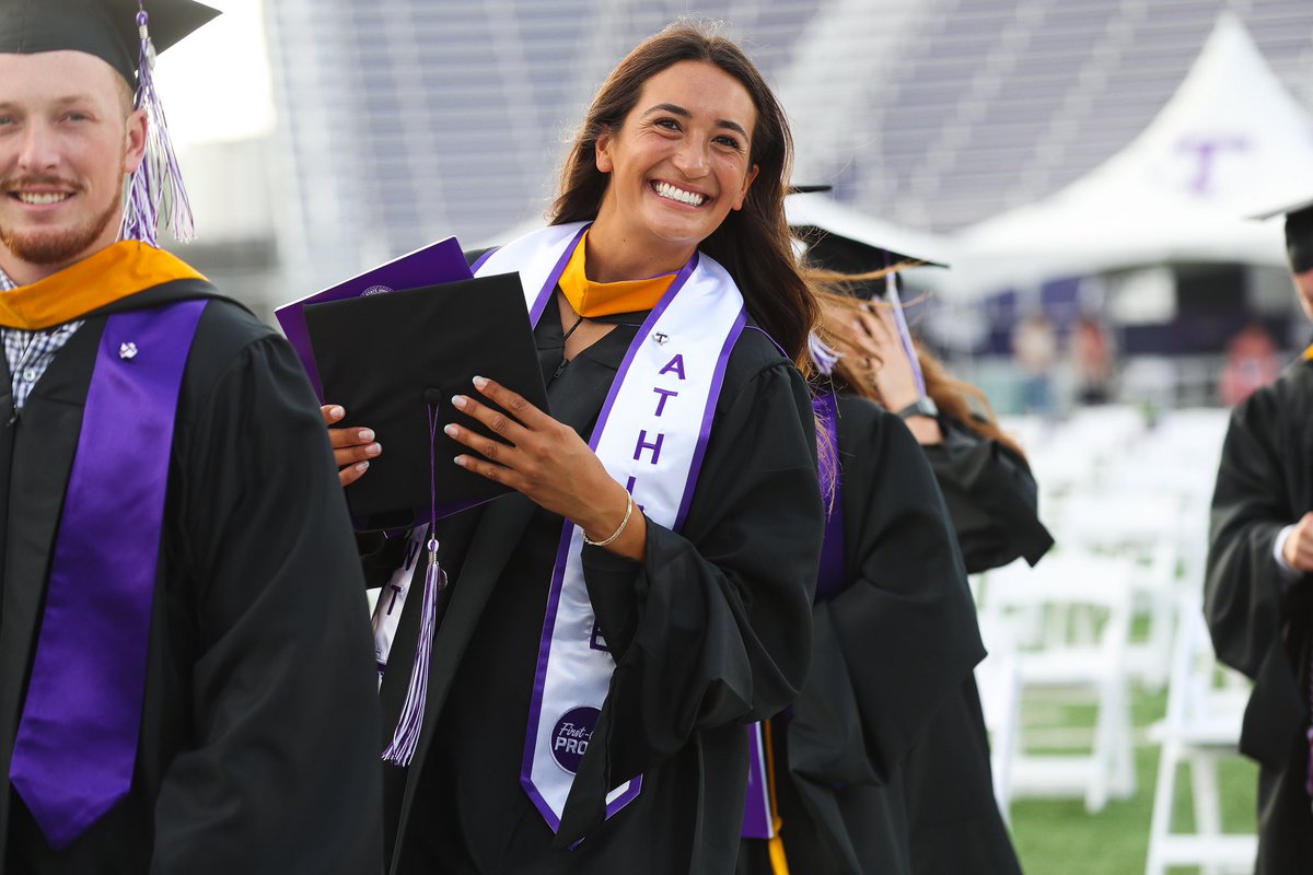 TarletonSB's tweet photo. Putting in hard work on and off the field!🎓🥳

#TarletonAlum #TarletonState https://t.co/SmKMuHnWod
