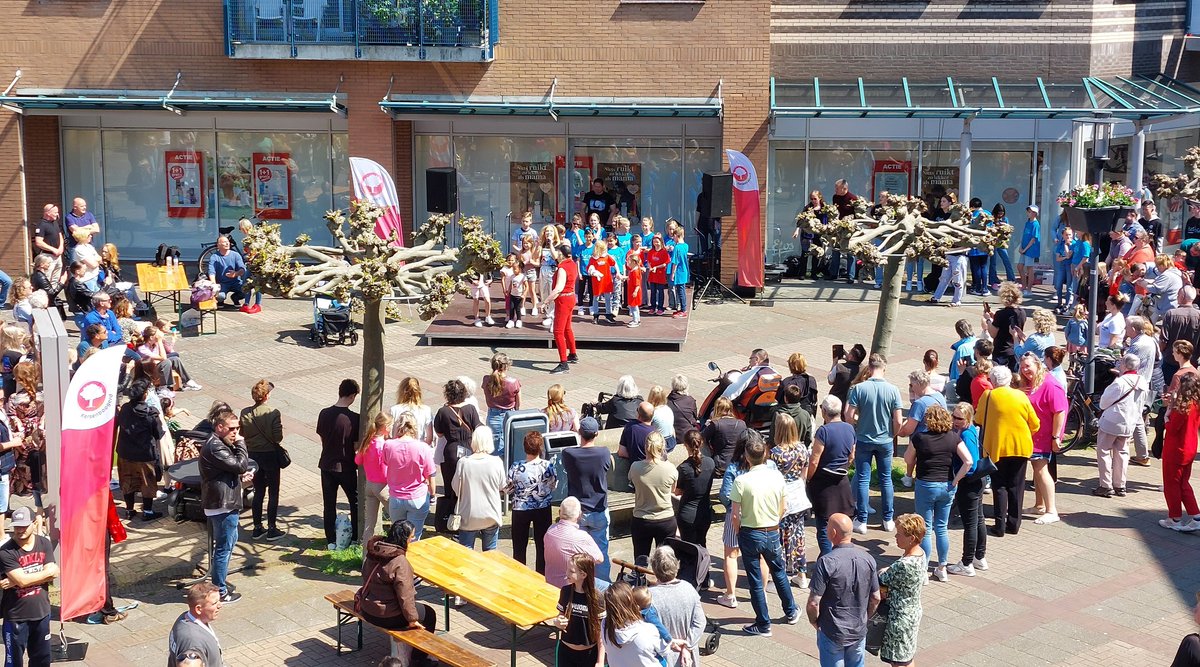Met bijna 1000 bewoners uit de Kersenboogerd was het Buurtfestival op het Aagje Dekenplein afgelopen zaterdag een groot succes! Op het open podium waren diverse optredens te zien. Kijk voor een uitgebreide terugblik op hoornkersenboogerd.nl/node/110.