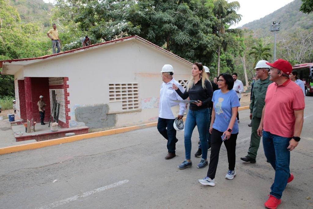 ViceVenezuela's tweet photo. #EsNoticia || Vicepresidenta Ejecutiva @delcyrodriguezv supervisó trabajos de rehabilitación de la Ciudad Vacacional "Los Caracas".    

#16May     

Más detalles aquí: https://t.co/jLrW3wLigK https://t.co/AMLQLRUaEB