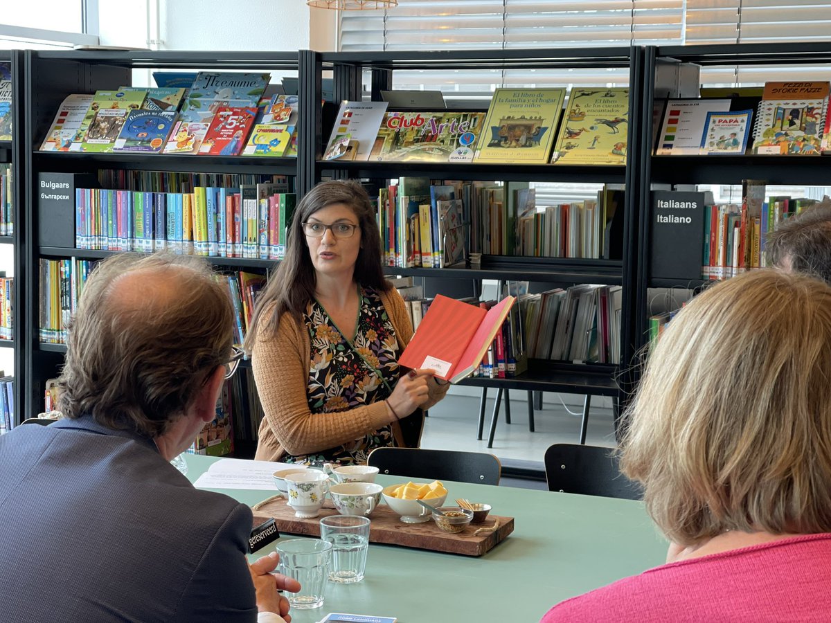 Staatssecretaris Uslu krijgt ook een inkijkje in wat de bibliotheek allemaal te bieden heeft, al is het maar een heel klein deel van het grote aanbod.