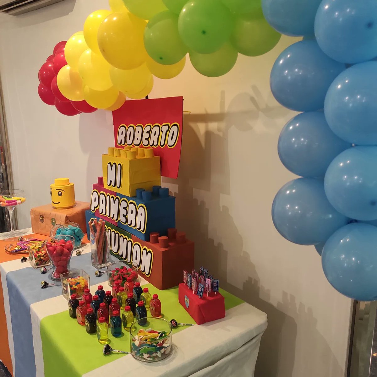 dulziamassanass's tweet photo. Comienzo de campaña comuniones!!! En ésta ocasión Roberto quería su Candy tema Lego, así nos quedó. Espero que lo hayan disfrutado!!!! Gracias por confiar en #Dulzia #Massanassa #Comuniones2023 #regalosoriginales #regalospersonalizados #detallescomunion #candybar #mesadulce https://t.co/PDBYZdYfzj